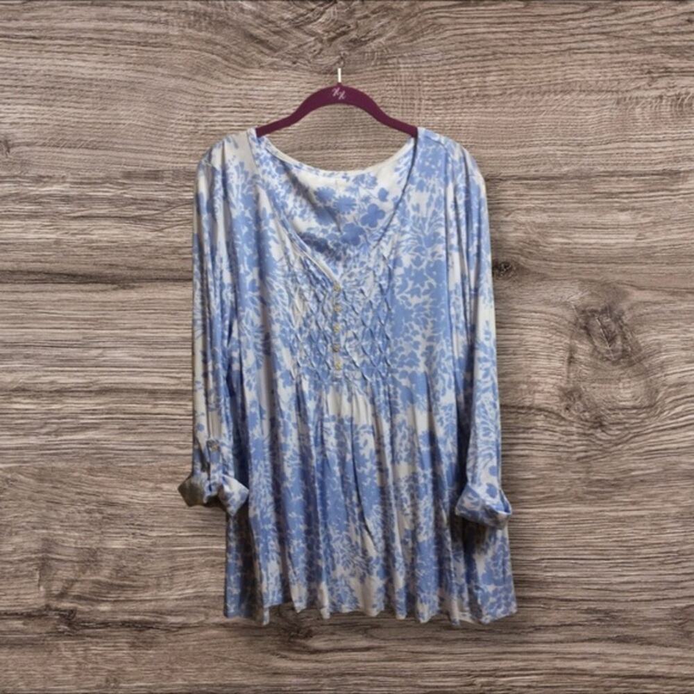 Kim Rogers, 1X blue floral V-neck roll tab sleeve top.